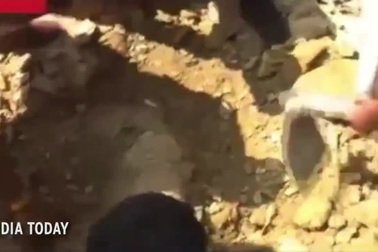 Bị chôn sống khi say rượu ngã xuống ổ gà