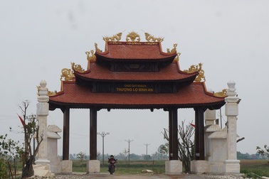 Xôn xao cổng làng được làm từ gỗ, đá quý trị giá hơn 4 tỉ đồng