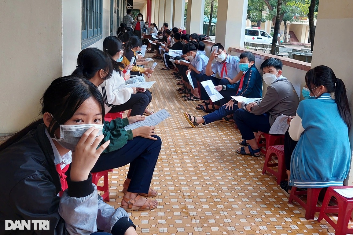 Học sinh tự nguyện bỏ tiền test Covid-19 trước khi tiêm vaccine - 3 Học sinh tự nguyện bỏ tiền test Covid-19 trước khi tiêm vaccine - 3