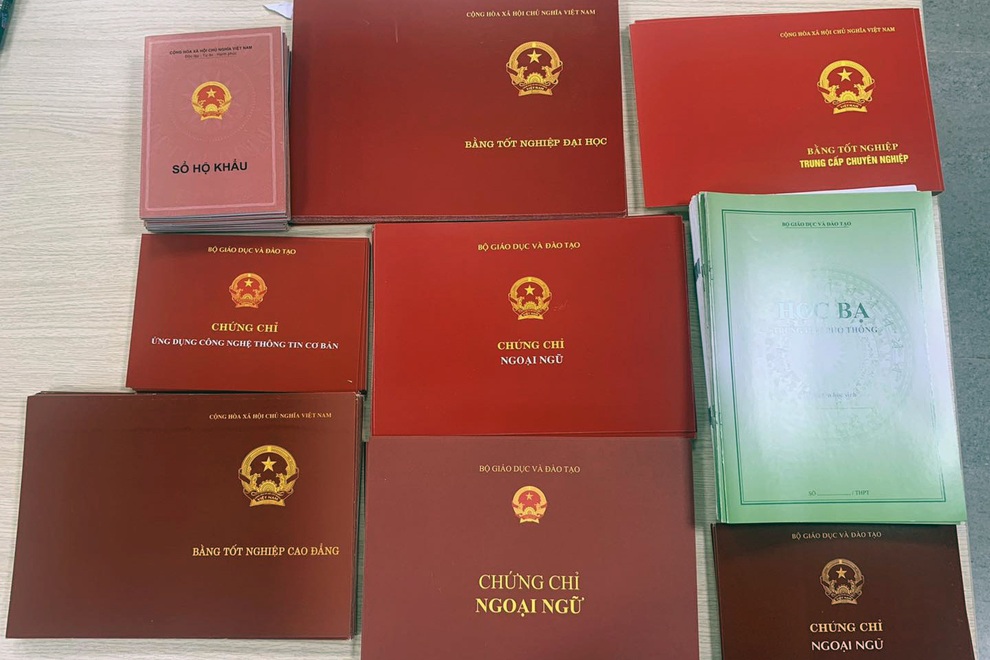 Hà Nội: Gã trai bị bắt khi đang ship bằng đại học, con dấu giả của ủy ban - 2 Hà Nội: Gã trai bị bắt khi đang ship bằng đại học, con dấu giả của ủy ban - 2