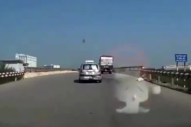 Tài xế buồn ngủ, taxi đâm thẳng đầu xe tải