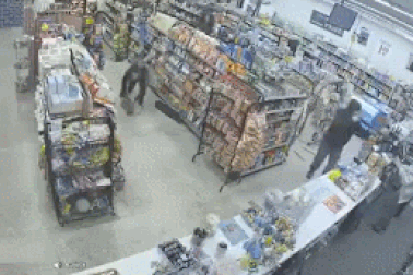 Cái kết bất ngờ khi 2 tên trộm vặt đối đầu kẻ cướp có vũ trang