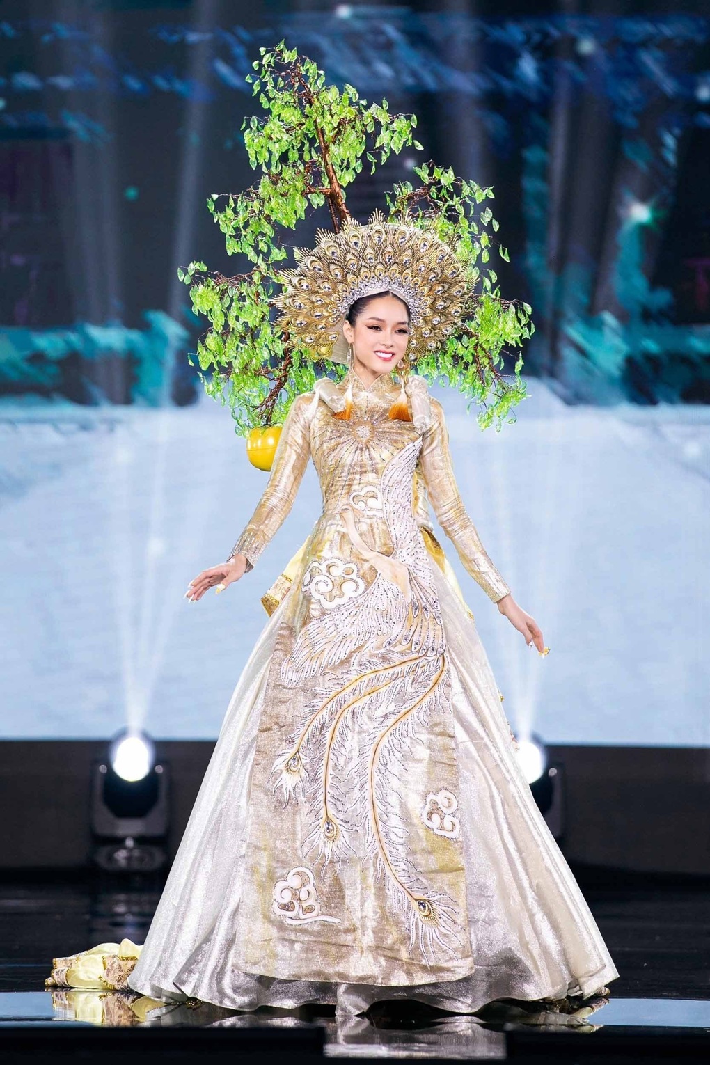 Diễn trang phục dân tộc: Ngọc Hằng đi cà kheo, Minh Kiên khóc nức nở - 4 Diễn trang phục dân tộc: Ngọc Hằng đi cà kheo, Minh Kiên khóc nức nở - 4