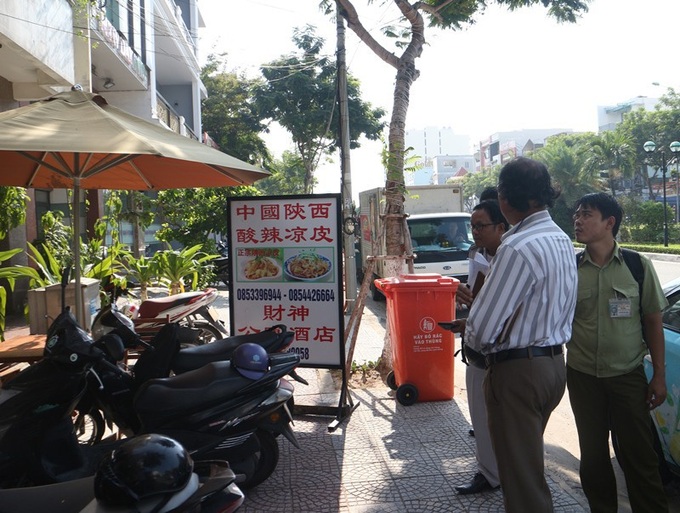 Hàng chục cửa hàng bị xử lý vì biển hiệu toàn chữ Trung Quốc - Ảnh 1. Hàng chục cửa hàng bị xử lý vì biển hiệu toàn chữ Trung Quốc - Ảnh 1.