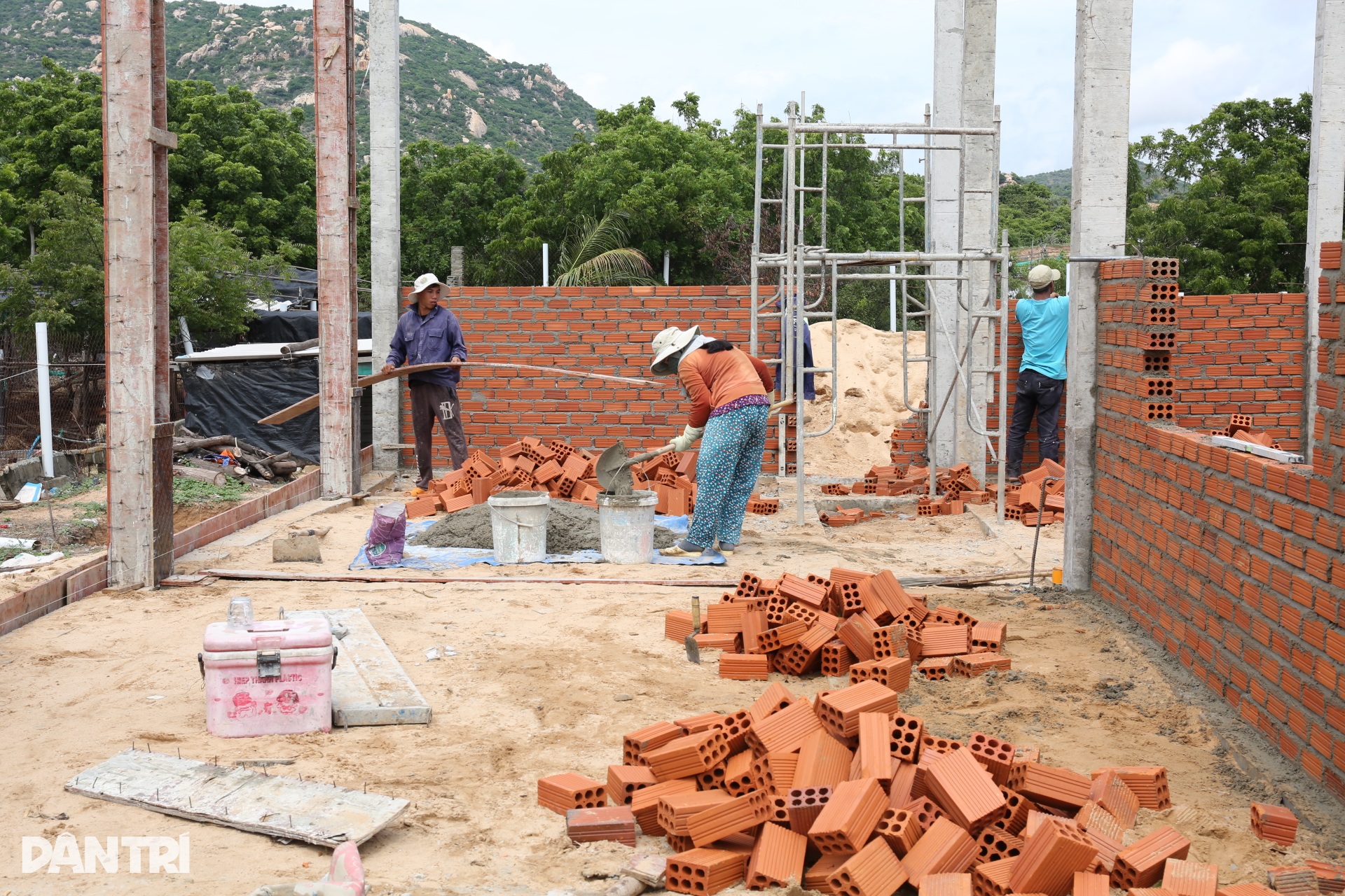 Người dân nhộn nhịp xây nhà, đầu tư vùng quy hoạch nhà máy điện hạt nhân - 1