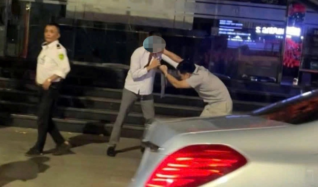 Người nước ngoài lái xe biển ngoại giao bị tài xế nghi có cồn đánh tới tấp - 2 Người nước ngoài lái xe biển ngoại giao bị tài xế nghi có cồn đánh tới tấp - 2