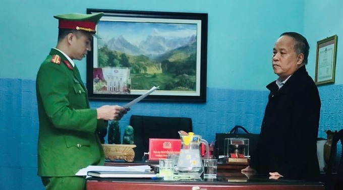 Thi hành Quyết định khởi tố bị can đối với ông Lưu Vũ Lâm (Ảnh: Công an Thanh Hóa)