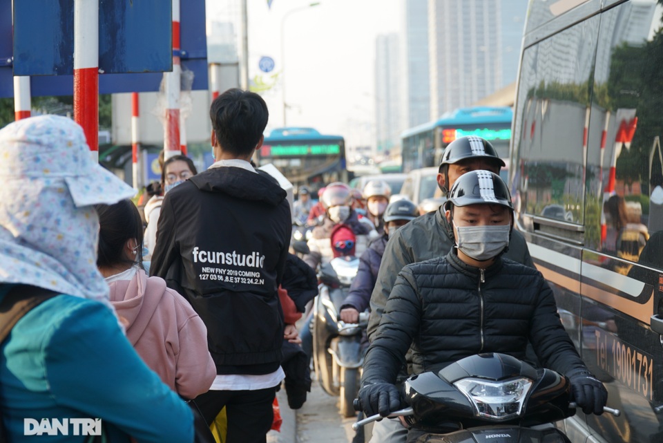 Đường Hà Nội ùn tắc kéo dài từ trên cao xuống dưới thấp chiều cuối năm - 13