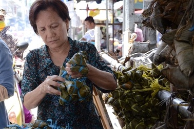 Đổ xô đi mua bánh tro cúng Tết Đoan Ngọ