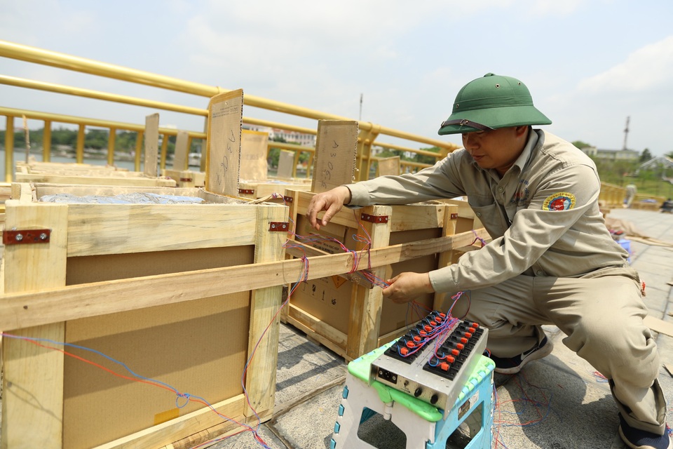 Cận cảnh trận địa pháo hoa tầm cao sẵn sàng khai hỏa dịp Giỗ Tổ Hùng Vương - 7 Cận cảnh trận địa pháo hoa tầm cao sẵn sàng khai hỏa dịp Giỗ Tổ Hùng Vương - 7