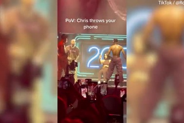 Nam ca sĩ gây phẫn nộ vì thẳng tay ném điện thoại của fan nữ