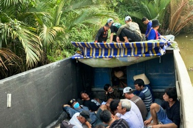 Đóng giả thương lái, đoàn đi tiệc, công an miền Tây... bắt nhiều ổ bạc