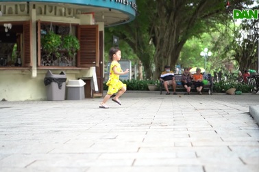 Vỉa hè hồ Hoàn Kiếm được “thay áo mới” đẹp ngỡ ngàng