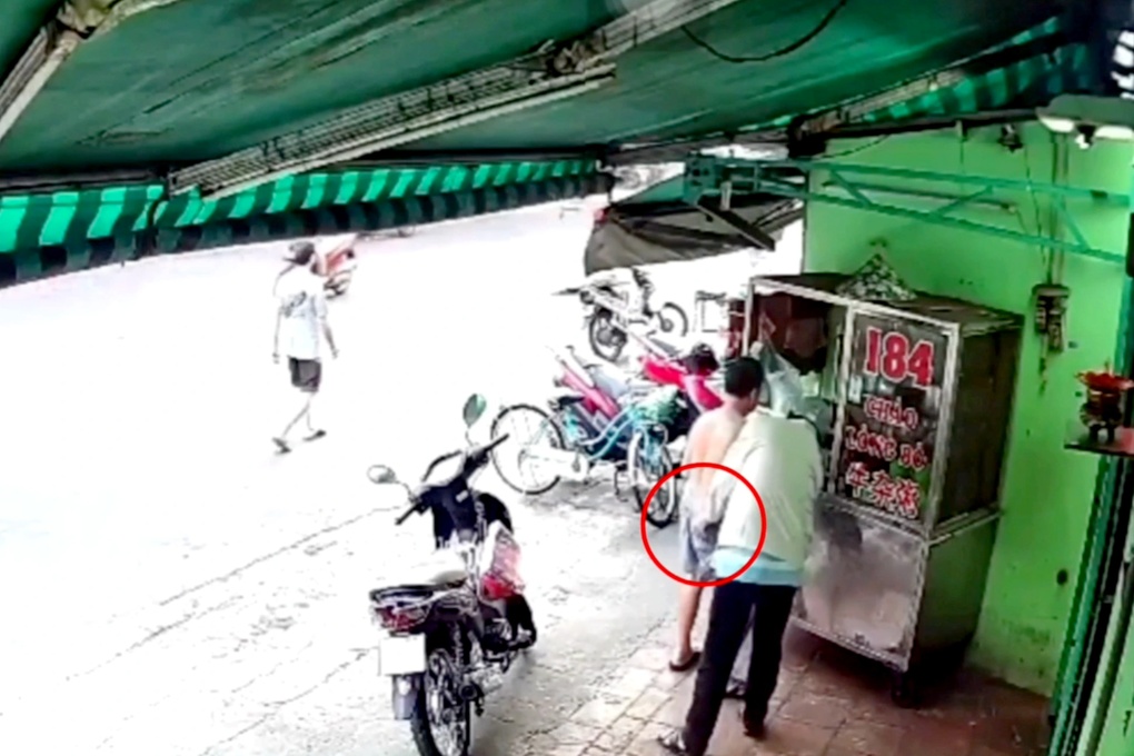 Camera ghi cảnh kẻ gian móc túi chủ nhà ở TPHCM - 1 Camera ghi cảnh kẻ gian móc túi chủ nhà ở TPHCM - 1