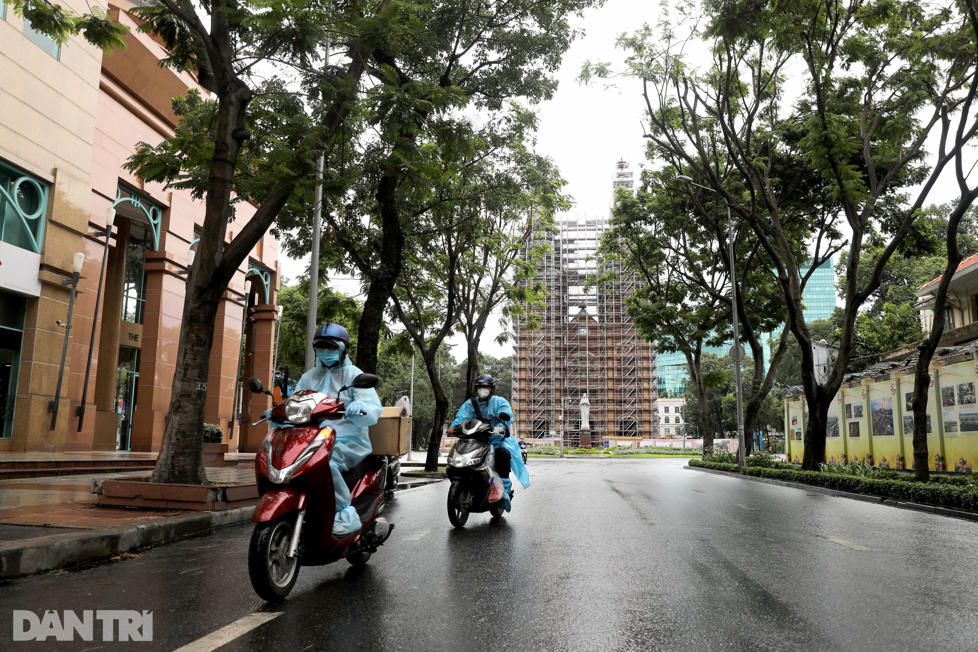 Thầy giáo Tây ở Sài Gòn: Mong học trò không thấy cảnh tôi nhận đồ ăn - 4 Thầy giáo Tây ở Sài Gòn: Mong học trò không thấy cảnh tôi nhận đồ ăn - 4