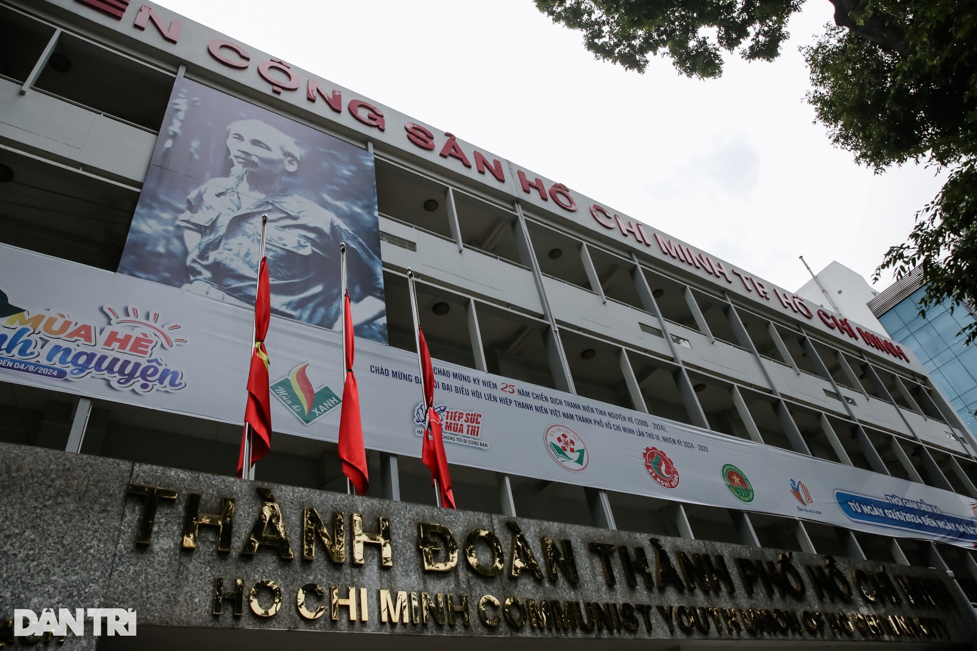 Đường phố TPHCM treo cờ rủ tưởng nhớ Tổng Bí thư Nguyễn Phú Trọng - 8 Đường phố TPHCM treo cờ rủ tưởng nhớ Tổng Bí thư Nguyễn Phú Trọng - 8