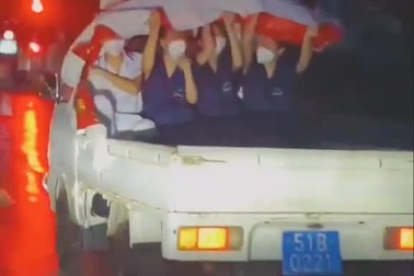 Khoảnh khắc đẹp của các tình nguyện viên chống dịch khiến dân mạng cảm động