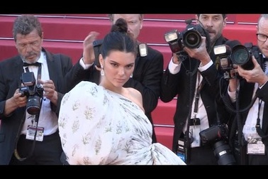 Kendall Jenner khoe chân dài miên man