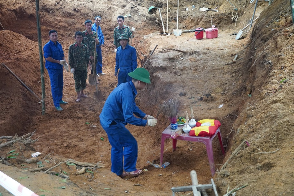 Quảng Trị: Phát hiện, cất bốc 12 hài cốt liệt sĩ ở chiến khu Ba Lòng - 1 Quảng Trị: Phát hiện, cất bốc 12 hài cốt liệt sĩ ở chiến khu Ba Lòng - 1