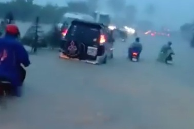 Mưa lũ kinh hoàng, ít nhất 4 người chết ở Nha Trang