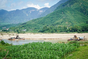 “Lùm xùm” mỏ cát Pha Lê: Công ty mẹ khiếu nại công ty con