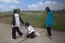 Nữ sinh bị đánh hội đồng, quay clip gửi cho người thân để "dằn mặt"