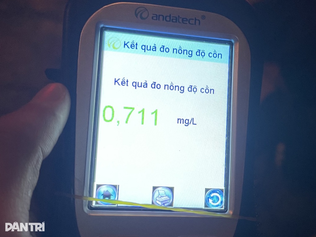 Hà Nội: Vui liên hoan sau trận bóng đá, nhiều thanh niên dính nồng độ cồn - 4 Hà Nội: Vui liên hoan sau trận bóng đá, nhiều thanh niên dính nồng độ cồn - 4