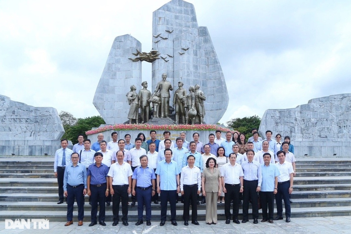 View - Bộ trưởng Đào Ngọc Dung dâng hương Đền thờ Bác Hồ và các anh hùng liệt sỹ | Báo Dân trí