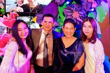 Kiatisuk hát bài "Hãy về đây bên anh" trong tiệc chia tay gia đình