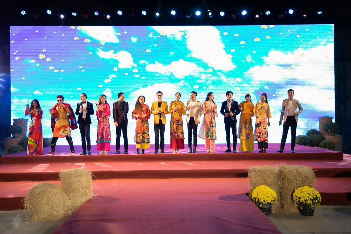 Quý Bình hội ngộ dàn MC nổi tiếng Thanh Bạch, Quỳnh Hoa, Anh Quân - 4 Quý Bình hội ngộ dàn MC nổi tiếng Thanh Bạch, Quỳnh Hoa, Anh Quân - 4