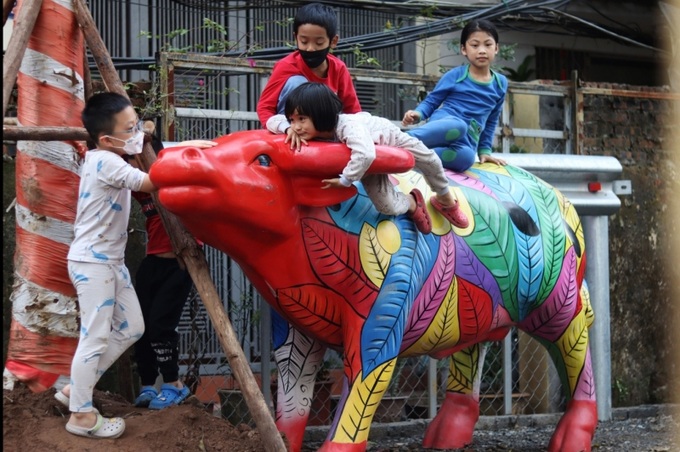 Các em nhỏ vui chơi tại không gian công cộng mới được cải tạo.
