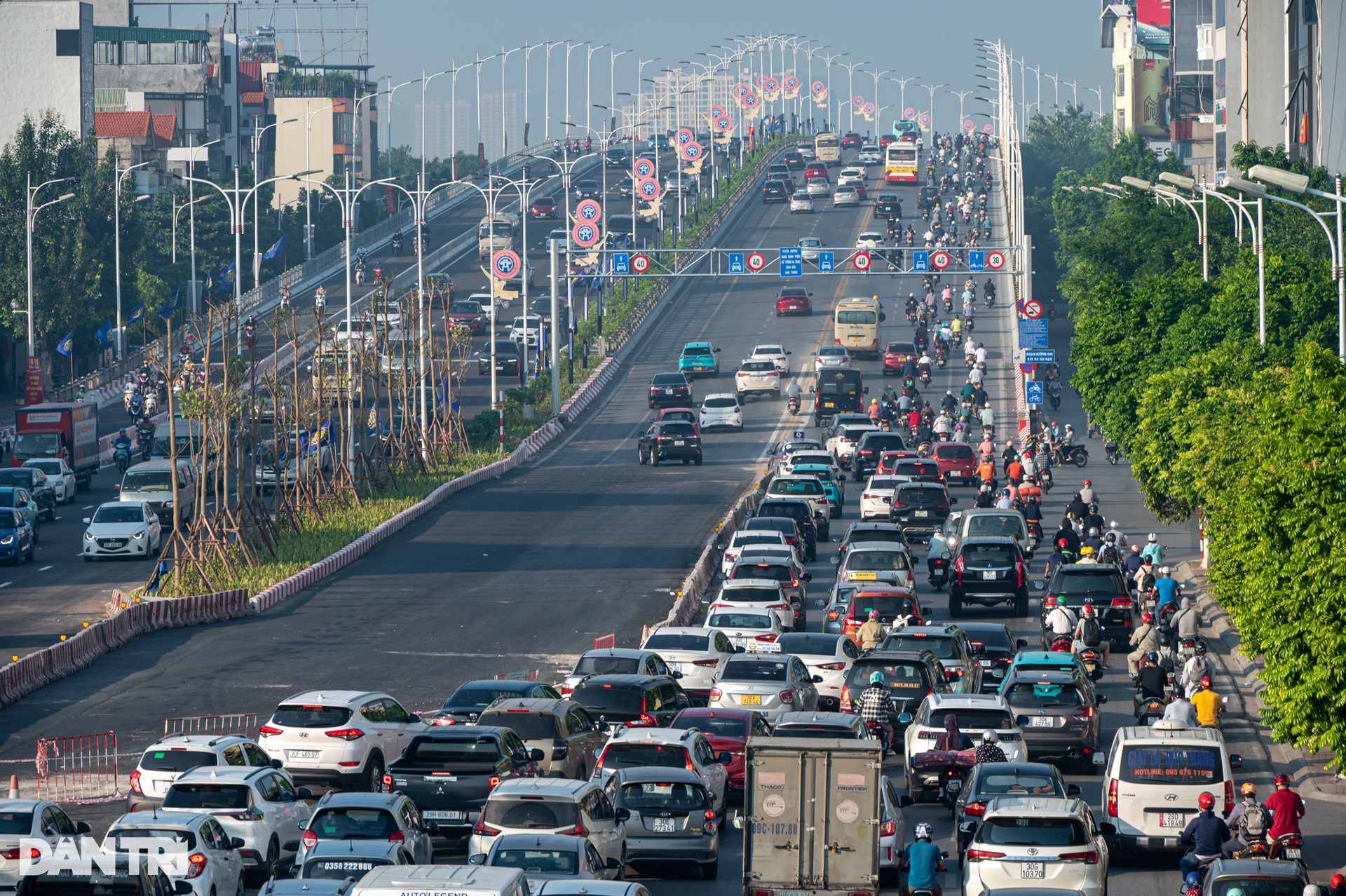 Ngày đầu thông xe cầu Vĩnh Tuy 2: Giờ cao điểm không còn cảnh ùn tắc - 4 Ngày đầu thông xe cầu Vĩnh Tuy 2: Giờ cao điểm không còn cảnh ùn tắc - 4