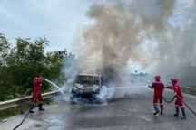 Xe tải bốc cháy dữ dội gần cây xăng