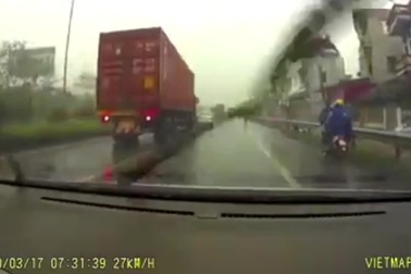 Toàn cảnh xe con vượt ẩu bị công-ten-nơ ẩn xa hàng chục mét