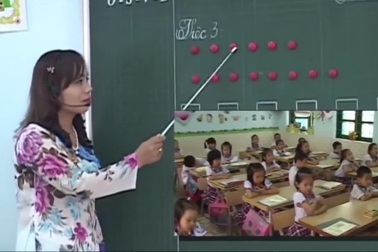 Cô giáo dạy đọc bằng hình vuông, hình tròn