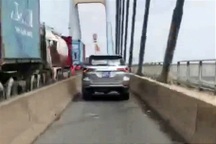 Ô tô biển xanh chạy vào làn xe máy trên cầu Phú Mỹ