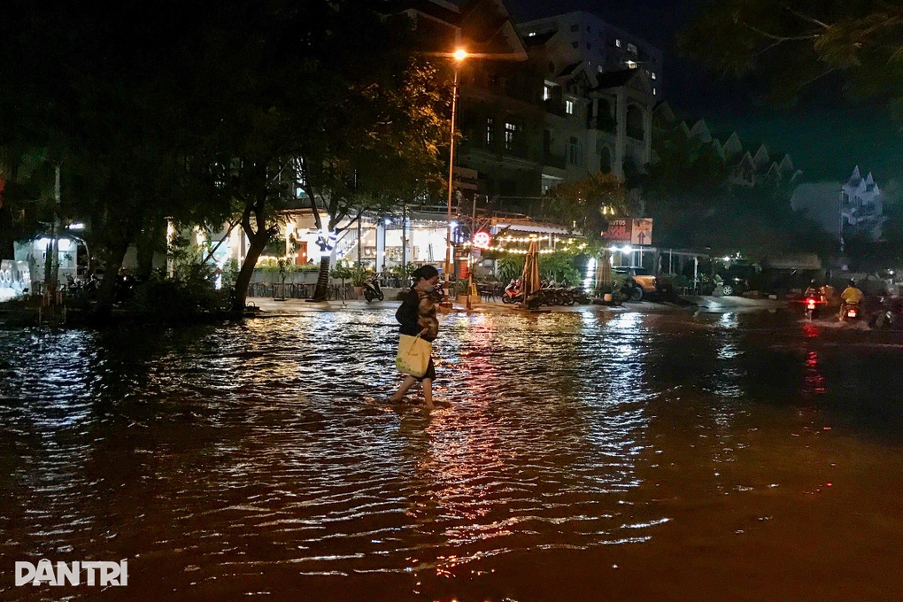 Ngập hơn 3 giờ vào chiều tối rằm Trung thu ở TPHCM - 3 Ngập hơn 3 giờ vào chiều tối rằm Trung thu ở TPHCM - 3