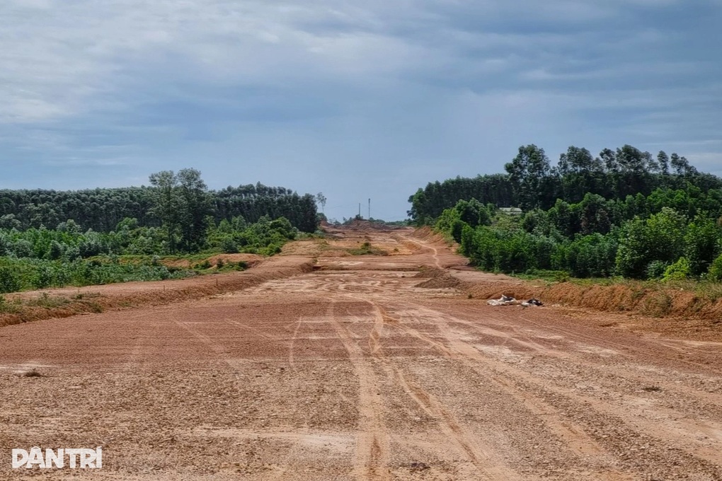 Đầu tư 93 tỷ đồng cho hơn 4km đường, làm 3 năm chưa xong - 1 Đầu tư 93 tỷ đồng cho hơn 4km đường, làm 3 năm chưa xong - 1