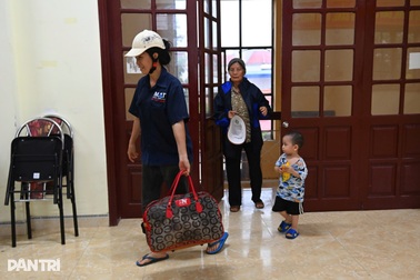 Lo sợ "kịch bản Yagi", người dân Hải Phòng vội đi tránh bão