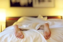 Trở về nhà tá hỏa phát hiện cô gái lạ đang nẳm ngủ khỏa thân trên giường