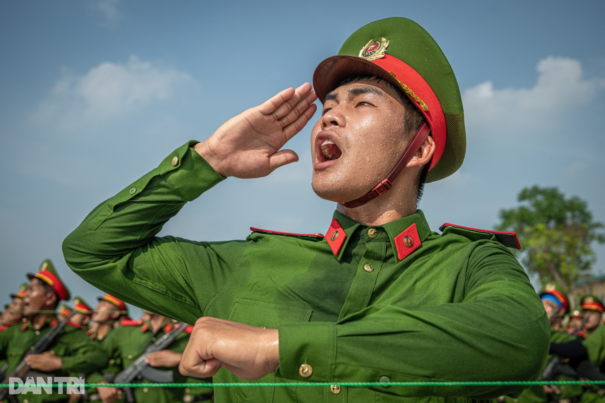 Cặp sinh đôi tự hào cùng tập luyện diễu binh kỷ niệm 80 năm Quốc khánh - 9