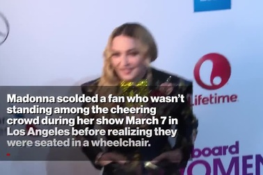 Madonna phải xin lỗi vì mắng fan ngồi xe lăn... không chịu nhảy