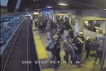 Thót tim cảnh nhân viên nhà ga cứu người say rượu trước mũi tàu