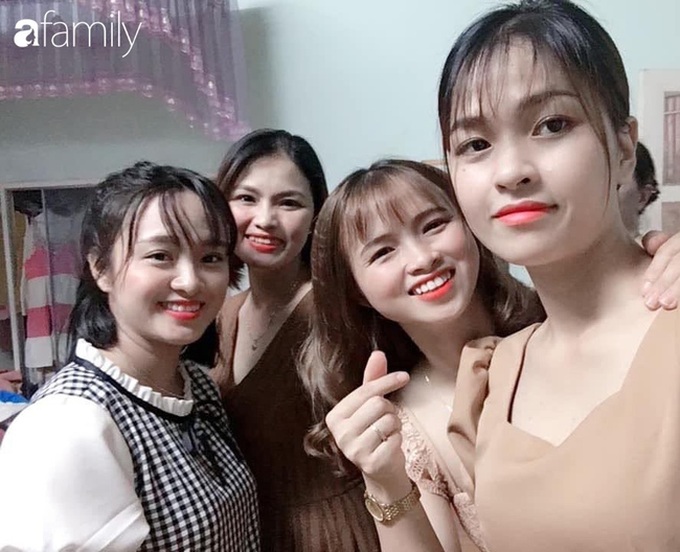 4 chị em trong nhà bất ngờ bầu bí, sinh con cùng một lúc, các bé nằm cạnh nhau nhìn chẳng khác nào sinh tư - Ảnh 1.