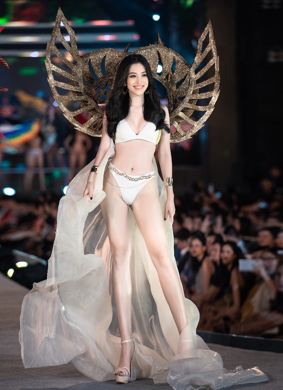 Trần Tiểu Vy, Phương Nga và Thúy An cùng Top 35 trình diễn bikini nóng bỏng - 5 Trần Tiểu Vy, Phương Nga và Thúy An cùng Top 35 trình diễn bikini nóng bỏng - 5