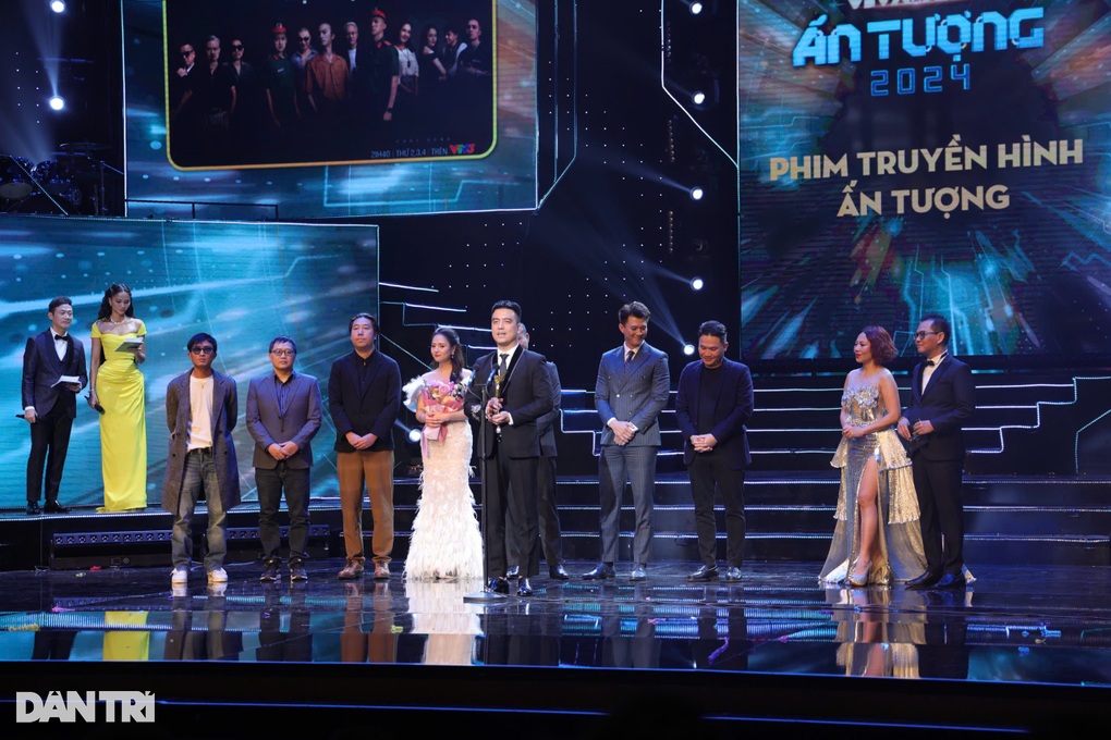 Thanh Hương, Duy Hưng xúc động khi nhận giải Ấn tượng VTV 2024 - 1 Thanh Hương, Duy Hưng xúc động khi nhận giải Ấn tượng VTV 2024 - 1