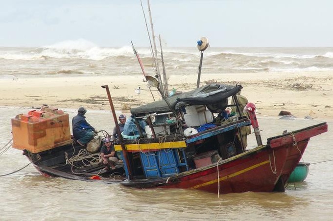 Quảng Bình: Bão Vamco đánh chìm tàu cá, sập nhiều nhà dân  - Ảnh 1.