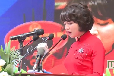 Chủ tịch UBND TP Hà Nội đánh trống khai giảng năm học mới