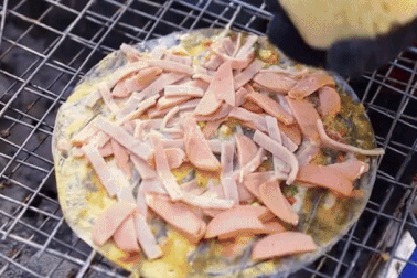 Món "pizza" Việt Nam được dân nghiền ăn vặt ở Thái Lan yêu thích