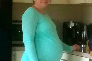 Suýt sinh con trong nhà vệ sinh vì… bệnh viện chẩn đoán nhầm